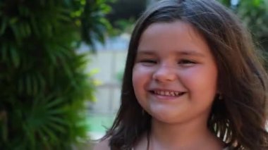 Doğada gülen bir kızın portresi.