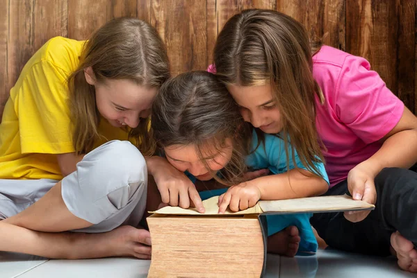 Çocuklar Büyük Kitaba Birlikte Bakarlar — Stok fotoğraf