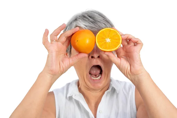 Mujer Mayor Con Naranjas Aisladas Sobre Fondo Blanco — Foto de Stock