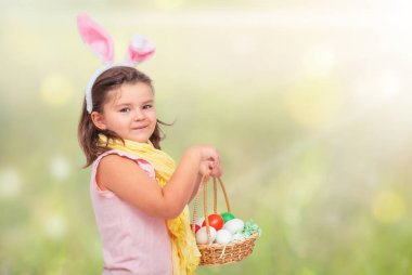 Doğada paskalya yumurtaları olan çocuk.