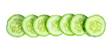 Beyaz arkaplanda izole edilmiş bir sırada salatalık dilimleri kesme