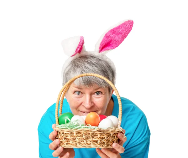 Starsza Kobieta Zagląda Zza Kosza Jajkami Wielkanocnymi Białym Tle — Zdjęcie stockowe