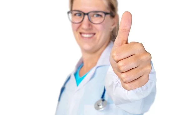 年轻女医生的大拇指在白色背景下呈孤立状 — 图库照片
