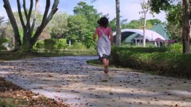 Parkta koşan kız çocuğu.