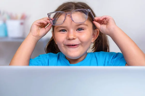 Портрет Ребенка Очках Выглядывающего Ноутбука Удивлением — стоковое фото