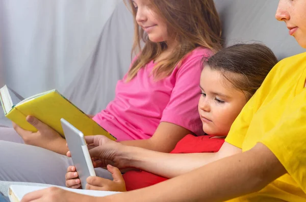 Een Tiener Helpt Een Kind Met Een Tablet Terwijl Haar — Stockfoto