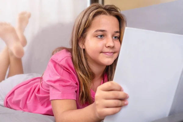 Tiener Meisje Het Lezen Van Een Boek Liggend Bank — Stockfoto