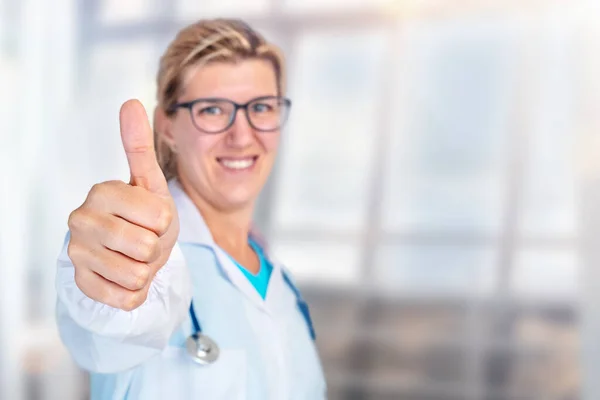 Young Woman Doctor Showing Thumbs Hospital Lobby — Stock Photo, Image