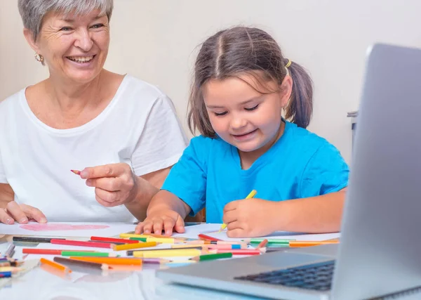 Abuela Niño Aprenden Dibujar Juntos Línea Pintura Infantil Senior —  Fotos de Stock