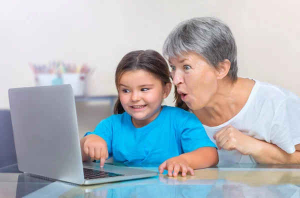 Kleindochter Toont Iets Verrassen Grootmoeder Laptop — Stockfoto