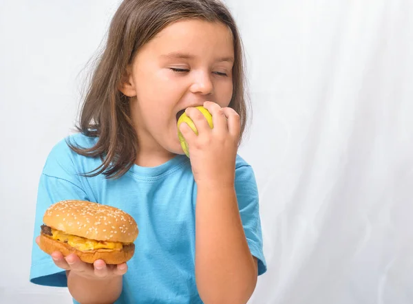 Criança Morder Uma Maçã Vez Hambúrguer Alimentos Saudáveis — Fotografia de Stock