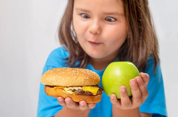Çocuk Bir Hamburgerciye Bakar Çizburger Elma Arasında Seçim Yapar — Stok fotoğraf