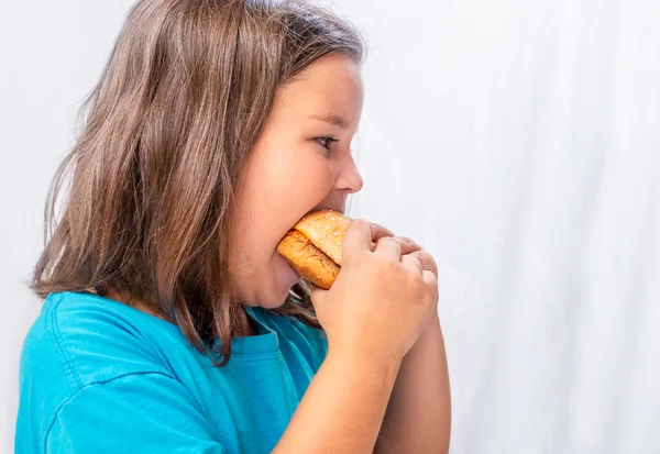 Menina Com Fome Come Hambúrguer Com Prazer — Fotografia de Stock