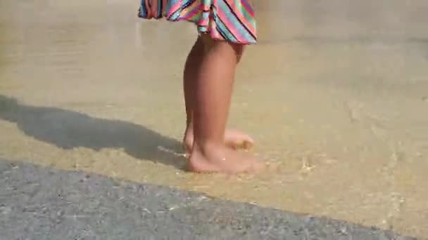 Niño Corriendo Agua Piscina Infantil Vacaciones — Vídeo de stock