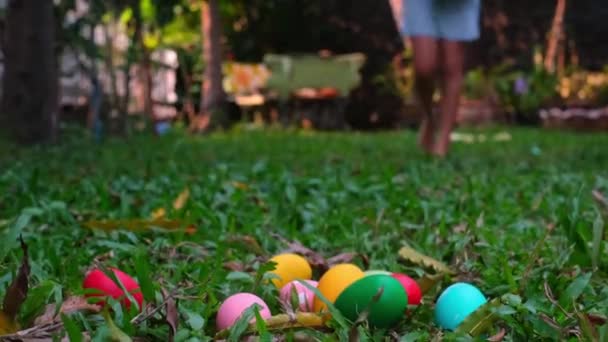 小女孩在后院的篮子里收集复活节彩蛋 — 图库视频影像