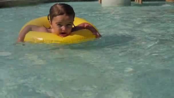 Παιδί Κολυμπάει Ένα Φουσκωτό Δαχτυλίδι Στην Πισίνα — Αρχείο Βίντεο