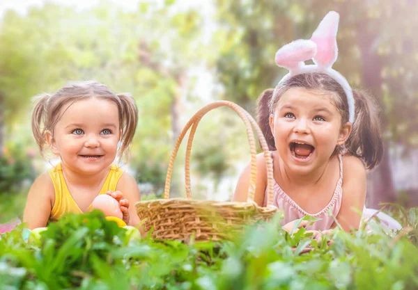 Dzieci Siostry Leżą Trawie Koszykiem Jajkami Wielkanocnymi Podwórku — Zdjęcie stockowe