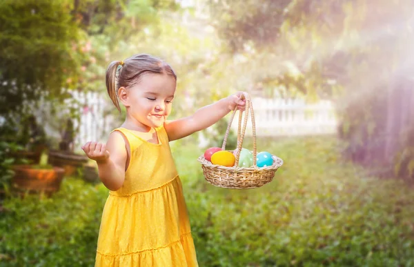 Portret Dziewczynki Koszykiem Wielkanocnym Jajkami Podwórku — Zdjęcie stockowe