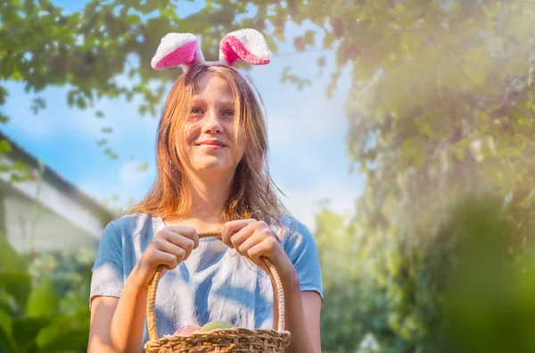 Portret Nastolatki Króliczych Uszach Koszykiem Wielkanocnym Jajkami Podwórku — Zdjęcie stockowe