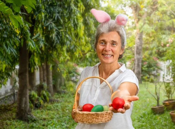 Starsza Kobieta Trzyma Wielkanocny Koszyk Jajkami Podwórku — Zdjęcie stockowe