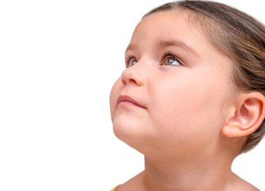 Beyaz arkaplanda izole edilmiş kopyalama alanına bakan bir çocuğun portresi