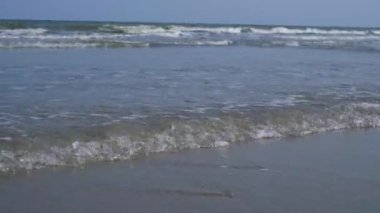 Sahildeki deniz dalgaları. doğa arkaplanı