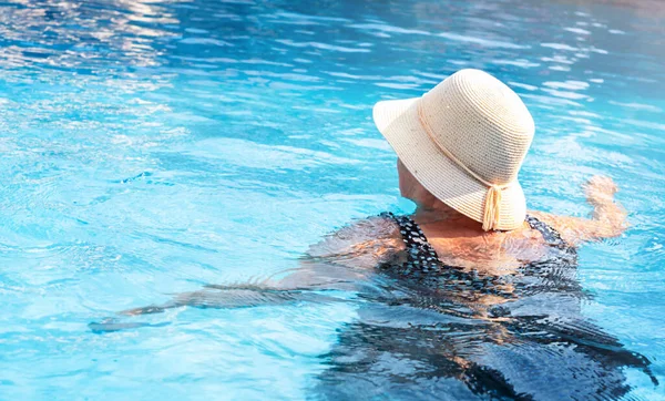 Aktive Seniorin Mit Hut Schwimmt Urlaub Pool Stockbild