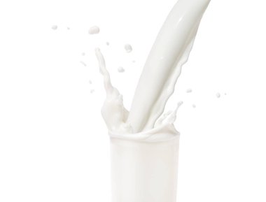 Süt jeti bardağı su sıçramasıyla doldurur. Beyaz arkaplanda izole edilmiş yakın plan.