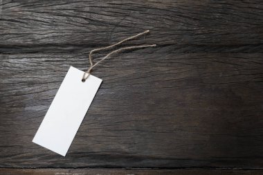 Koyu ahşap arka planda beyaz indirim etiketi