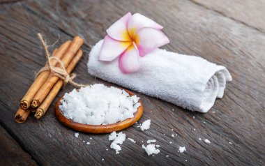 Kaplıca, ahşap zemine tuz havlusu tarçın döşedi