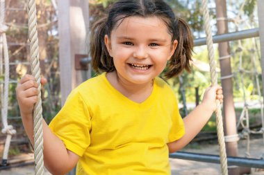 Salıncaktaki mutlu bir çocuğun portresi