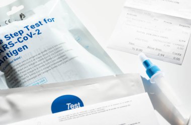 İspanya 'daki eczanelerde antijen testlerinin fiyatının düşmesi. Sars-Cov-2 test bileti ve antijen testi, eczaneden alınmış, tek kullanımlık. Yaşam biçimi.