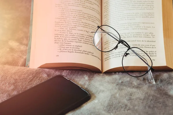 Primo Piano Occhiali Appoggiati Sul Libro Aperto Accanto Cuscino Telefono — Foto Stock