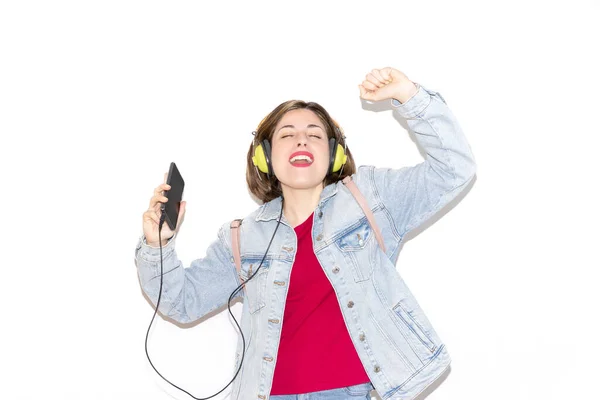 Retrato Niña Feliz Bailando Cantando Mientras Escucha Música Aislada Sobre — Foto de Stock