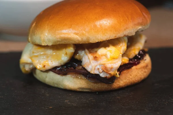 Hamburger hazır. Izgara hindi, karamelli soğan ve iki çeşit peynir, brioche ekmeği..