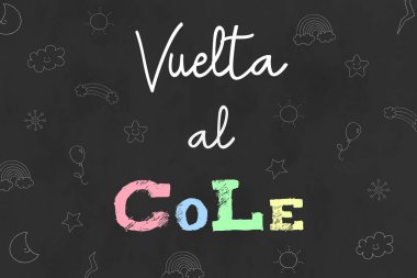 Okul fonuna, İspanyolca yazılmış. Çocuk çizimi.