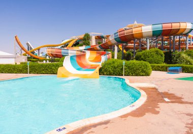 Renkli çizgili su kaydırağıyla Aquapark havuzu