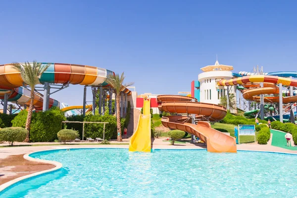 Renkli çizgili su kaydırağıyla Aquapark havuzu