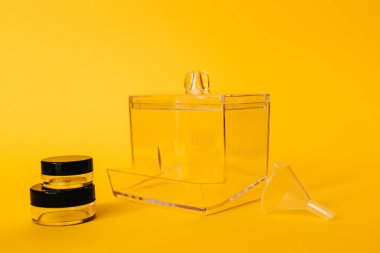 Sarı arka planda siyah kapaklı şeffaf plastik kaplar seti