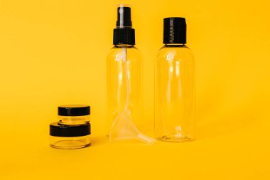 Sarı arka planda siyah kapaklı şeffaf plastik kaplar seti