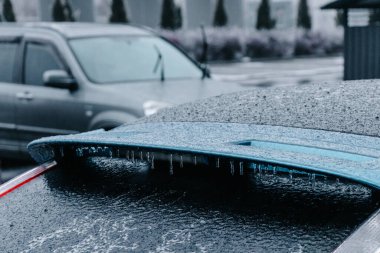 Dondurucu yağmurdan sonra buz tabakasıyla kaplı arabalar sokağa park edildi.