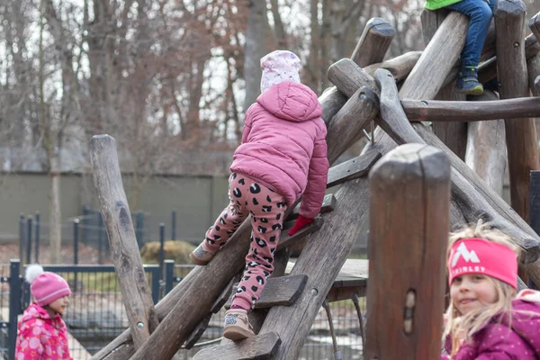 Augsburg, Almanya 18.03.2022: Çocuklar kütüğe tırmanıyor.