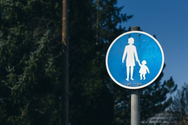 Adelsried, Almanya 27.03.2022: yuvarlak mavi anne ve çocuk yaya yolu tabelası