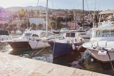 Volosko, Opatija, Hırvatistan 14.08.2022: Pek çok tekne güneşli bir günde eski kentin zeminine demirlemiş durumda