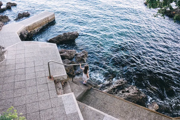 Niña Bajando Los Escalones Vista Del Mar — Foto de Stock