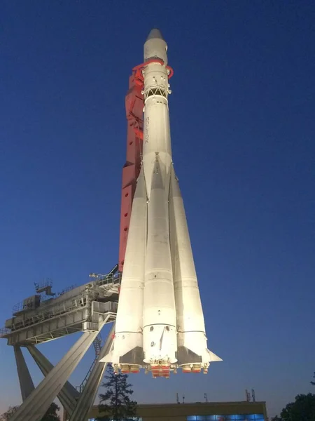 - Rusya. Moskova. VDNH. Vostok roketi.