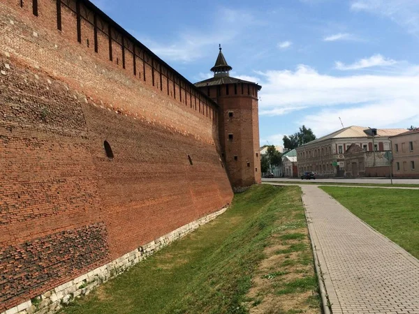 - Rusya. Kolomna. Kale duvarı.