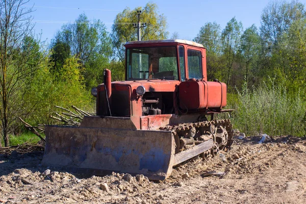 Eski kırmızı buldozer. Ön görünüm.