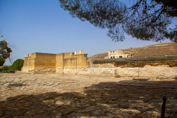 诺索斯王宫附近的祭祀区和埃文斯修复的城墙碎片 — 图库照片