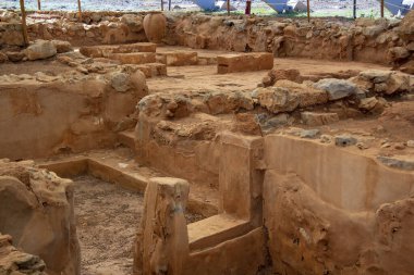 Malia 'daki Minos Sarayı. Malia Sarayı 'nın çevresinde Girit' teki en önemli yerlerden biri olan Minos kasabası bulunur.